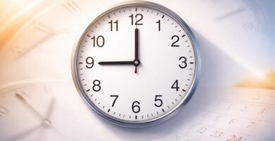 Um relógio analógico grande e elegante mostrando o tempo, com elementos sutis que representam a passagem de um dia inteiro.