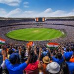 Grande estádio ao ar livre lotado com milhares de pessoas assistindo a um evento, com público diverso e animado.