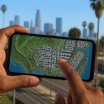 Pessoa segurando um smartphone mostrando um mapa detalhado na tela, com um fundo urbano desfocado.