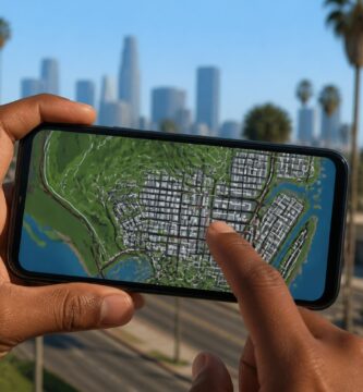 Pessoa segurando um smartphone mostrando um mapa detalhado na tela, com um fundo urbano desfocado.