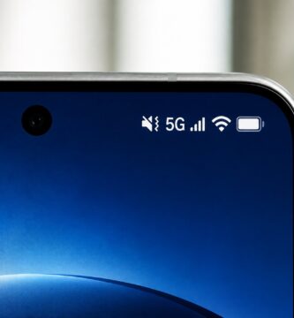 Close-up da tela de um smartphone Samsung mostrando ícones de sinal celular e status, com fundo desfocado.