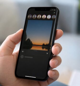 Pessoa segurando um smartphone mostrando uma história de rede social com um perfil que visualizou, mas sem o nome ou ícone visível.